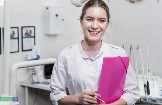 آشنایی با نقش دستیار دندانپزشک در درمان‌های رایج مثل ترمیم، عصب‌کشی و جراحی. توضیحات کامل وظایف و مهارت‌های لازم دستیار حرفه‌ای.